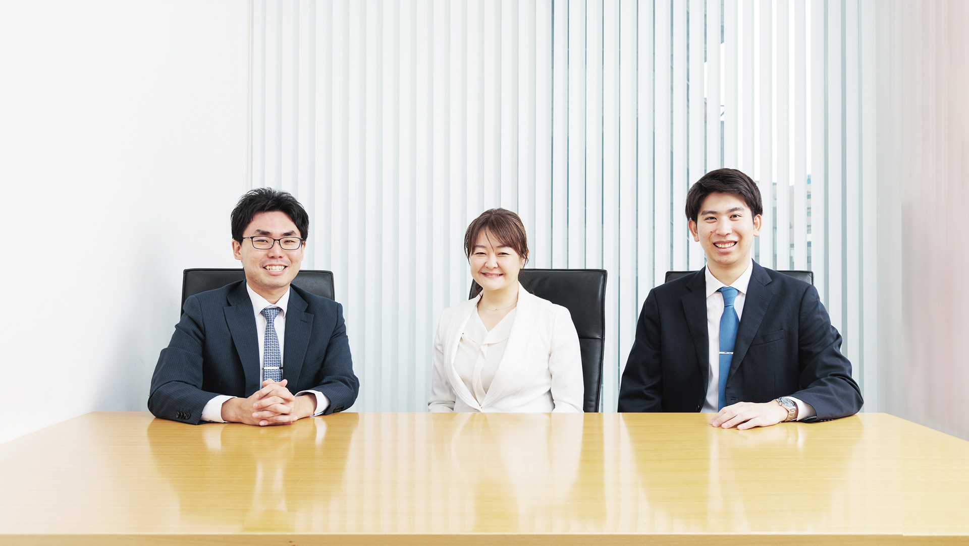 （左から）遠山、井田、野澤の会議室メインビジュアル写真